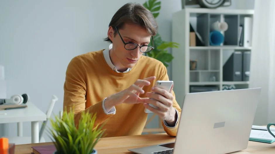 heros-img Vue rapprochée d'un document de marketing sur les réseaux sociaux posé sur un bureau avec un stylo et un carnet.